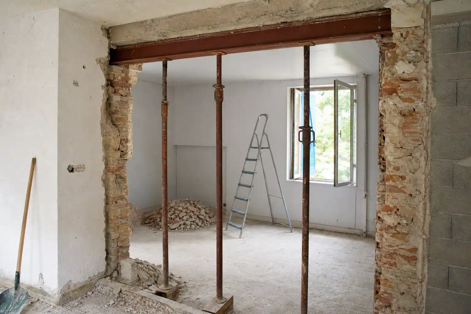 Pièce en rénovation avec étais métalliques et échelle